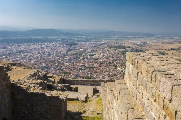 Antik kentin kalıntıları üzerinden Türkiye'de mavi gökyüzü karşı Dağı, turuncu çatılar ile pitoresk şehrin panoramik.