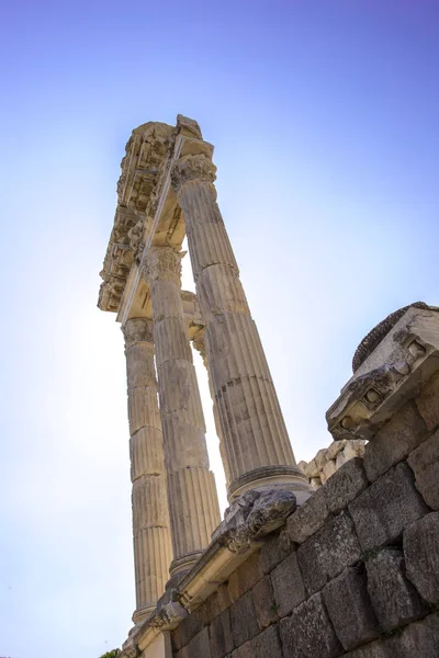 Mavi gökyüzü, antik bir tapınak kalıntıları sütunlar aşağıdan yukarıya Yunan tarzı görünümünü.