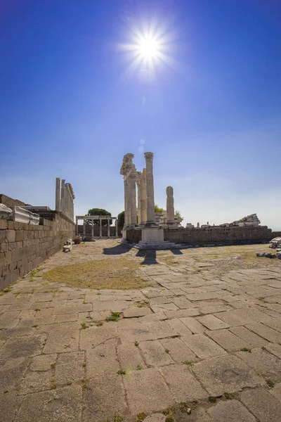 Blick Auf Die Ruinen Eines Antiken Tempels Mit Hohen Säulen — Stockfoto