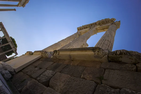 Antik Roma Tapınağı mavi gökyüzüne karşı alttan sütunların görünümünü.