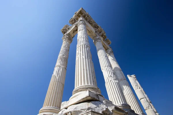 Sütunları antik bir Roma Tapınağı mavi gökyüzü'nün güzel yakın çekim.