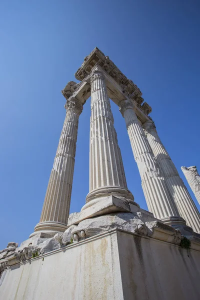 Güzel büyük görünümü sütunları antik Yunan tapınağı mavi gökyüzü'nün.