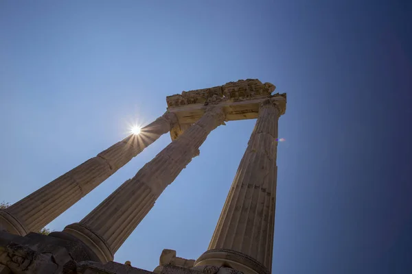 Parlak güneş ve mavi gökyüzü karşı antik bir tapınak Roma sütunlarından yakın çekim