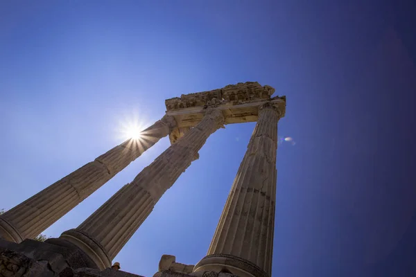 Antik bir tapınak parlak güneş ve mavi gökyüzü karşı Yunan sütunlarının yakın çekim