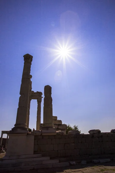 Tapınağın parlak güneş ve mavi gökyüzü arka plan üzerinde antik kalıntıları.