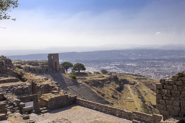 Güzel görünümü dağ ve mavi gökyüzüne karşı Dağı nın eteğindeki küçük kente bakan eski şehir Antik Amfitiyatro ve gözetleme kulesi