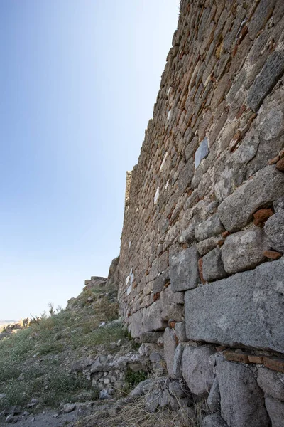 Eski kalenin dokulu taş işçiliği ile antik duvarlarda görünümünü