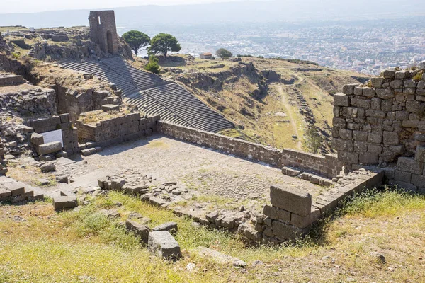 Güzel bir Antik Amfitiyatro dağ ve mavi gökyüzüne karşı Dağı nın eteğindeki küçük kente bakan eski şehir manzarası
