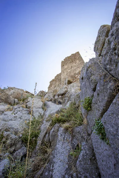 Aşağıdan yukarıya manzarasına kale ve büyük kayalar antik Watchtower