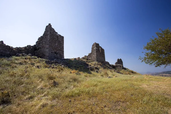 Gökyüzüne karşı üç gözetleme kuleleri ile antik kale görünümü.