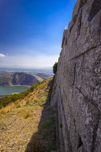 Mountain view göl üzerinde dağın tepesinden kale duvar parçası ile eski kale bulunur