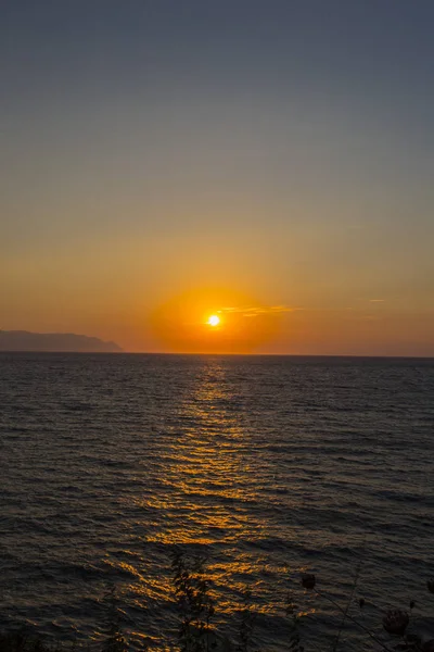 günbatımı turuncu tonlarında denizde