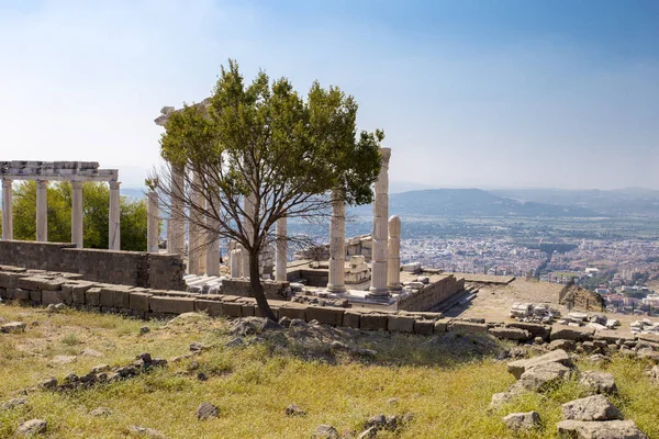Die Ruinen Eines Antiken Römischen Tempels Vor Dem Hintergrund Malerischer — Stockfoto