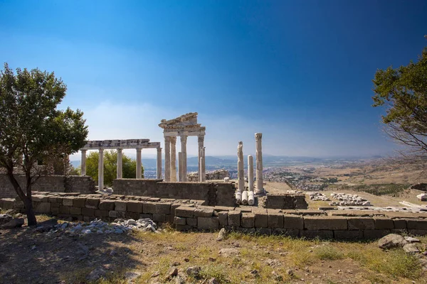 Antik Roma kenti harap tapınak güzel manzarası güzel bir gökyüzü ve dağ eteğindeki küçük bir kasaba arka plan üzerinde