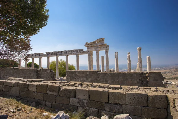 Mavi gökyüzü karşı eski bir Roma şehri harap antik tapınakta Close-up