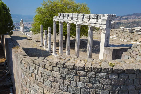 Antik Roma Tapınağı kalıntıları antik kenti ve güzel bir mavi gökyüzü zemin karşı taraftan görünüm