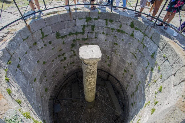 Turistler tarafından çevrili bir antik Roma kenti antik bir kuyuda Close-up