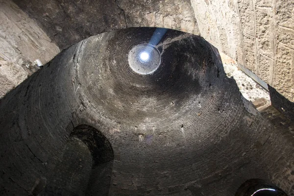 Eski tapınağın bina Arch bir ışık ışını ile bir daire şeklinde penceresinde içinde görüntülemek.