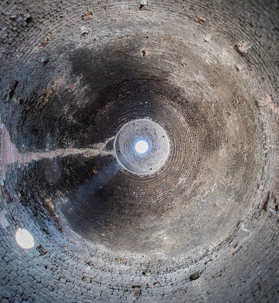 Kemer kemer merkezinde yuvarlak bir delik ile içeriden eski Hıristiyan tapınağın görünümünü.