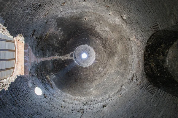 Antik bir Hıristiyan tapınak merkezi Arch ve yumuşak bir ışık ışını yuvarlak bir delik ile içeriden kemer görünümünü
