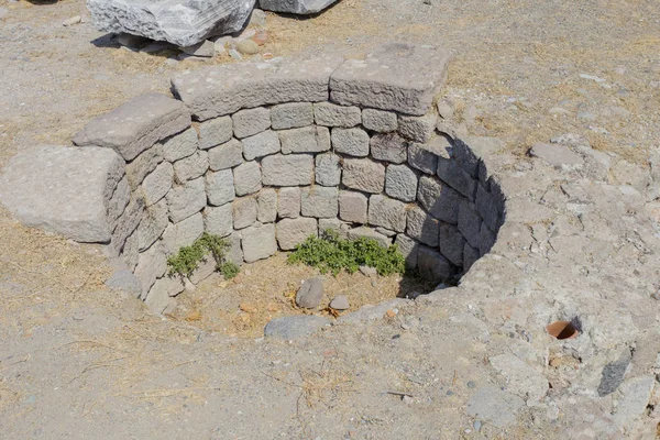 Antik kentin antik kuyuda