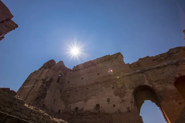 Bir mavi gökyüzü ve parlak güneşin karşı içinden antik bir Hıristiyan tapınak kalıntıları görünümünü