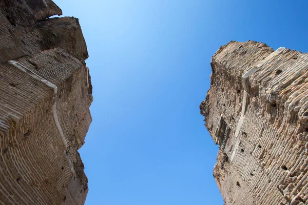 Temiz mavi gökyüzü karşı antik bir tapınak kalıntıları yakın çekim