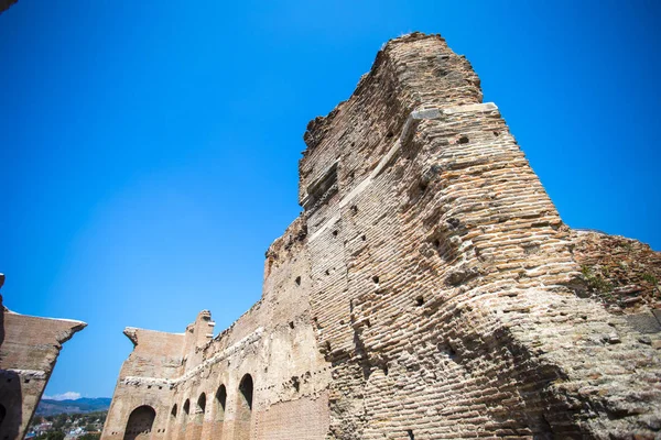 Antik tapınak yakın çekim parçası mavi gökyüzüne karşı Türkiye'de antik bir Hıristiyan tapınak kalıntıları