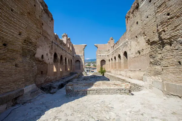 Mavi gökyüzü karşı Türkiye'de antik bir Hıristiyan tapınak içinde görünümü kadar antik bir tapınak kalıntıları kapatın