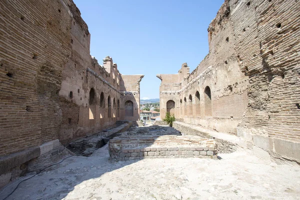 Türkiye'de kırmızı bir Bazilikası kalıntıları antik bir Hıristiyan tapınak mavi gökyüzü karşı iç görünümü kadar kapatın