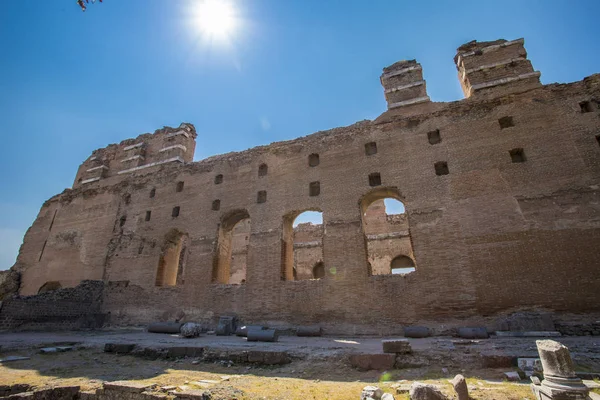 Sağ duvar Tapınağı'nın eski yıkılan Hıristiyan Türkiye'de kırmızı bazilikanın gökyüzü görünümü