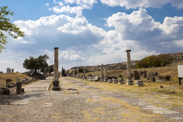 Panorámás Kilátás Nyílik Ősi Római Oszlopokkal Oldalán Kék Ősi Város — Stock Fotó