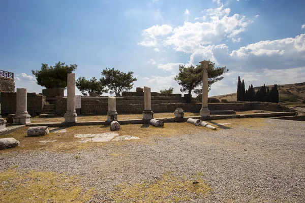 Les Ruines Ancien Temple Avec Des Colonnes Verticales Contre Ciel — Photo