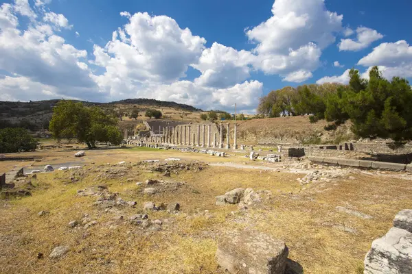 Panoramik antik tapınak ve amfitiyatro bir yatay pozisyonda mavi gökyüzü