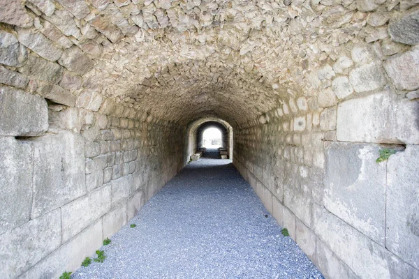 Kemerli tonoz ve eski dokulu taş ile antik tünel.
