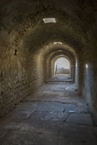 Kemerli kemerler dik pozisyonda ile antik yeraltı geçidi.