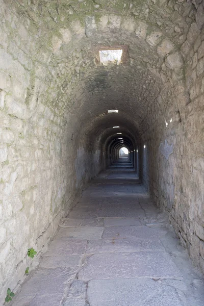 Antik kentin çok uzun tünelde tavanı tonoz içinde pencere eşiği ile.