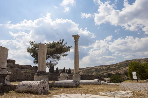 Horizontale Ansicht Der Ruinen Eines Antiken Tempels Gegen Den Wolkenverhangenen — Stockfoto