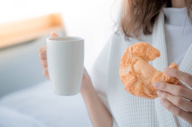 Oda kruvasan ve süt yatakta kahvaltı