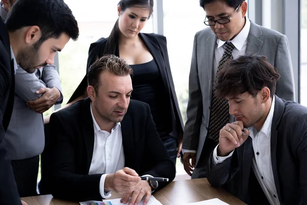 Executive businessman  in group meeting with other businesspeppl — Stock Photo, Image