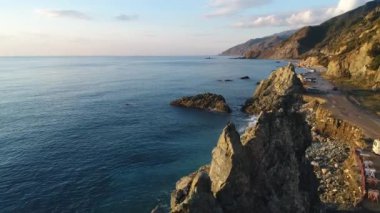 Dağları ile deniz günbatımı güzelliğe. 4 k çözünürlüklü. Arial çekim dron