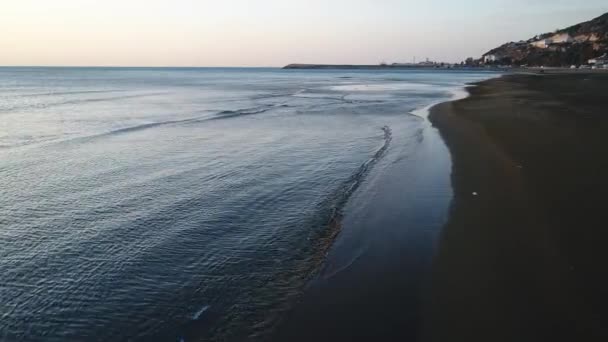 Çözünürlüklü Drone Ile Günbatımında Karşı Kıyıya Alıştırma Dalgaların Havadan Çekim — Stok video