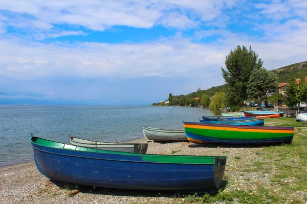 Barcos de pesca tradicionales en la orilla del lago Ohrid — Foto de Stock