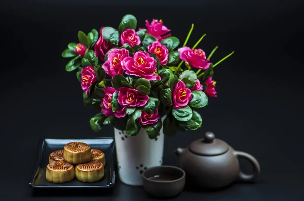 Stillleben Mondkuchen Blumen Und Tee — Stockfoto