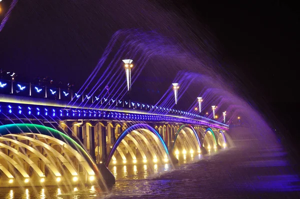Χρωματιστά Φώτα Και Γέφυρα — Φωτογραφία Αρχείου