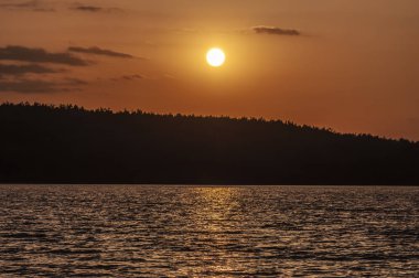 Günbatımı, dağlar ve göller