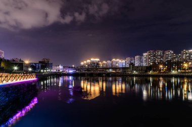Yitong Nehri'nin gece manzarası, Changchun, Çin