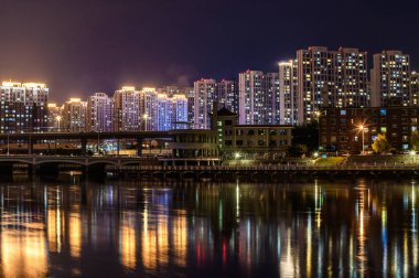 Yitong Nehri'nin gece manzarası, Changchun, Çin