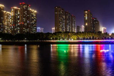 Yitong Nehri'nin gece manzarası, Changchun, Çin