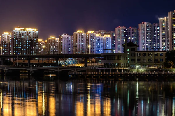 Yitong Nehri'nin gece manzarası, Changchun, Çin